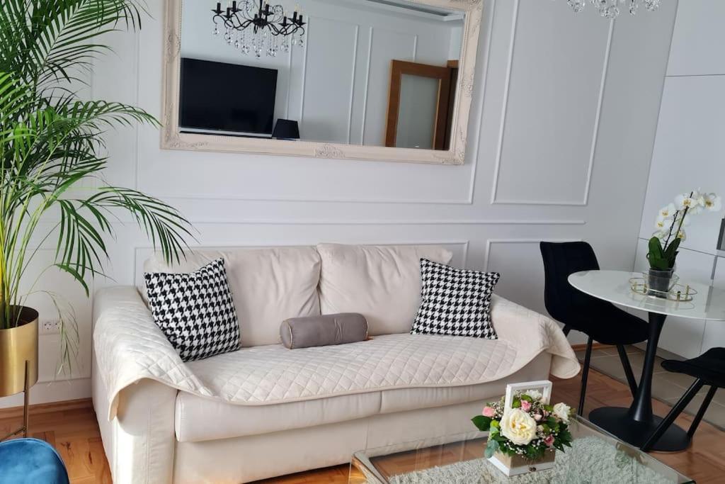 Aurelia Apartment