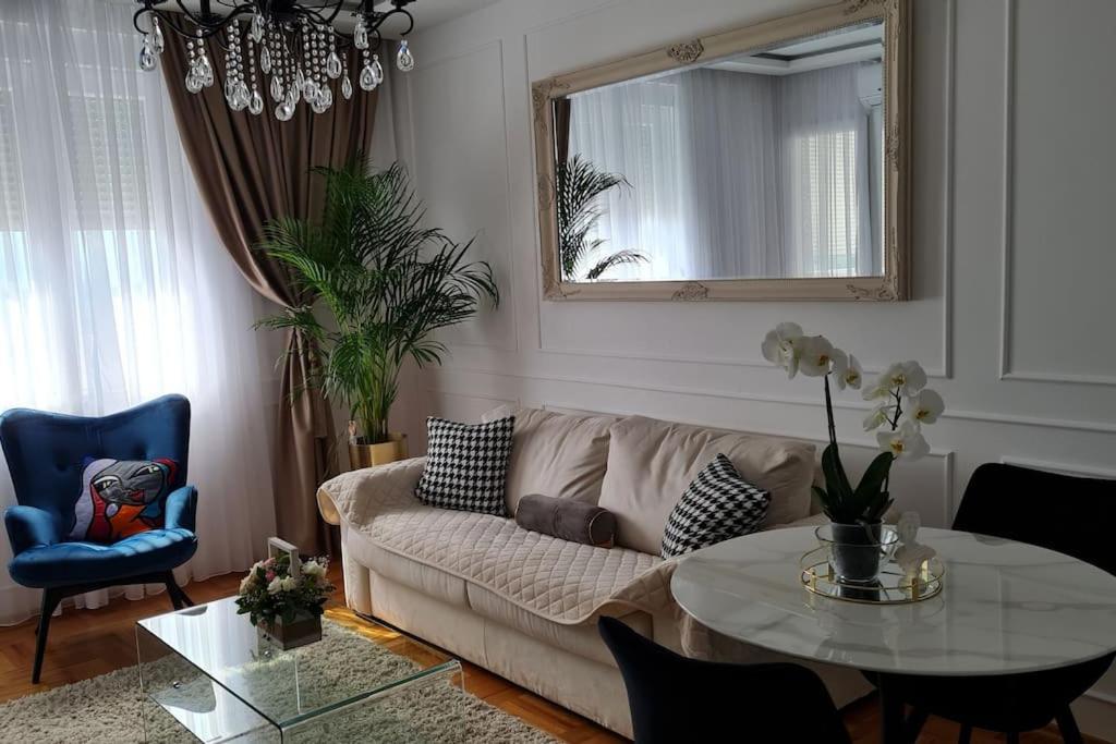 Aurelia Apartment *